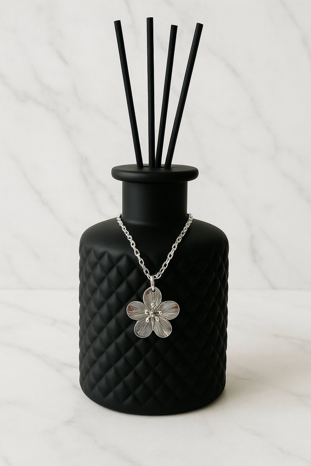 Détail diffuseur élégance noir mat avec chaîne pendentif personnalisable