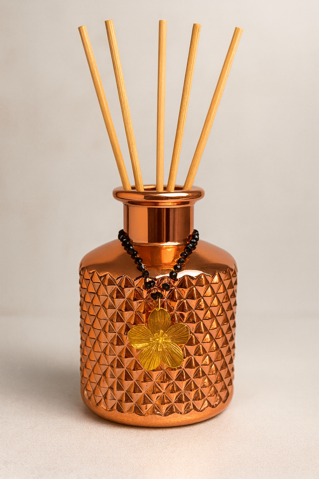 Détail diffuseur élégance or rose avec chaîne pendentif personnalisable