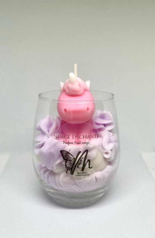 Bougie artisanale Nuage Enchanté licorne sur nuage parfum fruits rouges