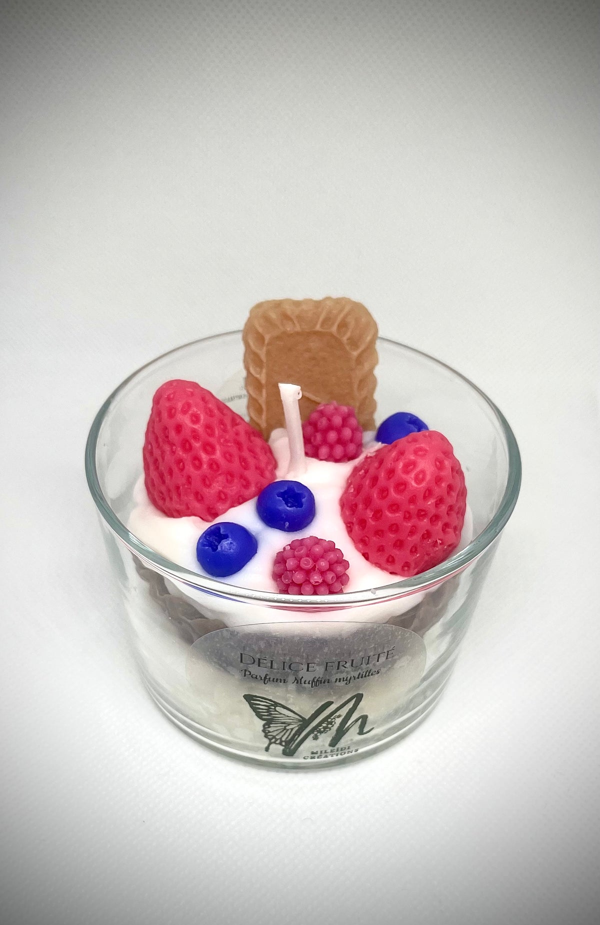 Détail bougie gourmande dessert avec fraises framboises myrtilles fait main