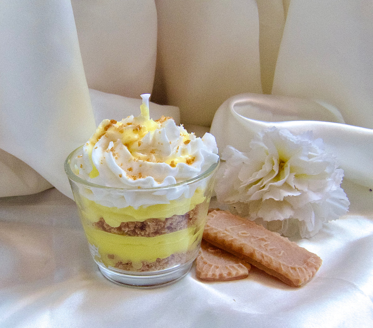 Détail bougie gourmande citron avec texture chantilly et décor pâtisserie fait main
