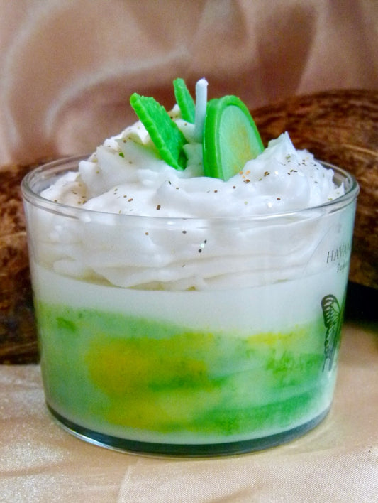 Détail bougie tropicale mojito avec chantilly pailletée et décor citron vert fait main